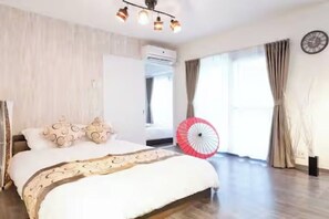 Une chambre à coucher avec un lit, des rideaux, une horloge et un appareil de climatisation.