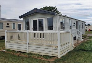 Image 5 - Sleeps6-FamilyFriendly-FlamingoLand-Pool (Malton)