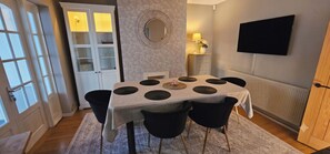 Dining - Birmingham House - 3 Bedrooms - Lazy Hot Tub Spa (Birmingham)