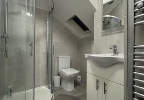 Bathroom - Apartment Sleeps 6 with Parking (Wallington)