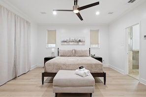 Tabla de planchar con plancha, wifi y ropa de cama 