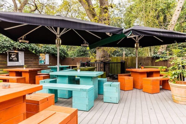 Outdoor dining - The Hand and Spear (Weybridge)