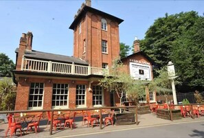 Exterior - The Hand and Spear (Weybridge)