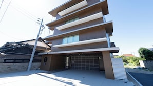 Un hotel moderno con una estructura de varios pisos, techo plano y entrada visible.