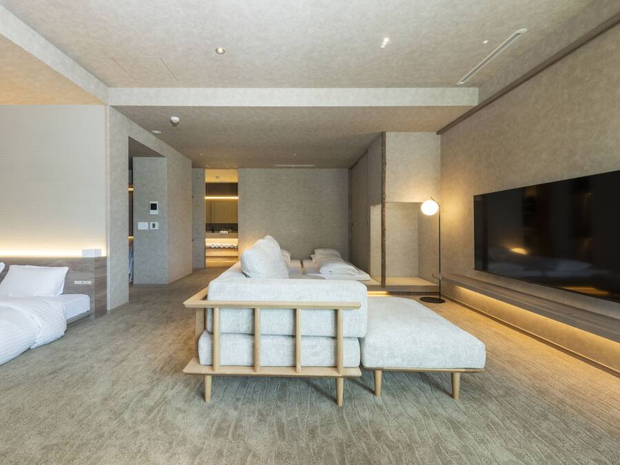 Una sala de estar moderna con un sofá modular, un televisor de pantalla plana y un diseño minimalista.