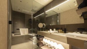 Standard-Apartment | Badezimmer | Badewanne und Dusche (separat), Haartrockner, Hausschuhe, Handtücher