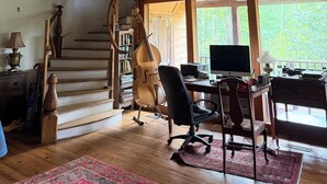 Un interior de madera con una escalera.