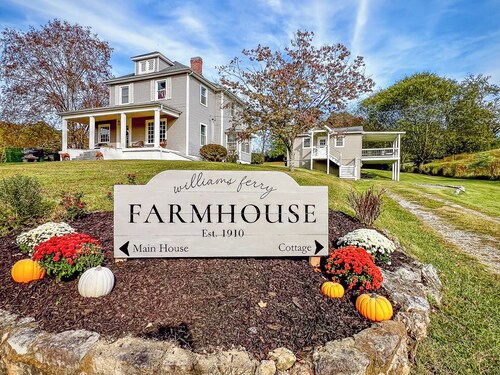 Historic TN Farmhouse near Knoxville - Sleeps 10 - Minutes to Lake, Dining, I-40