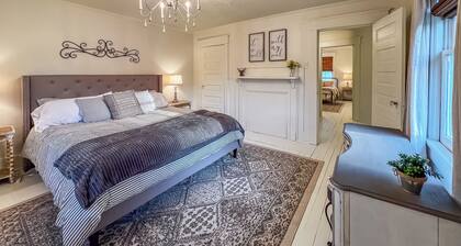 Historic TN Farmhouse near Knoxville - Sleeps 10 - Minutes to Lake, Dining, I-40