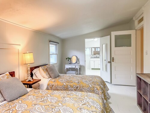 Historic TN Farmhouse near Knoxville - Sleeps 10 - Minutes to Lake, Dining, I-40