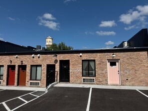 Exterior - 1 BR Outlaw Country Getaway for 2-Western Charm & the perfect place to unwind (Alba)