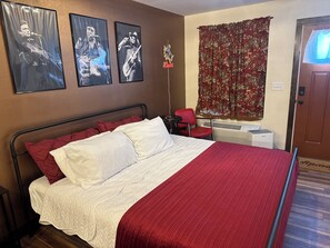 Room - 1 BR Outlaw Country Getaway for 2-Western Charm & the perfect place to unwind (Alba)