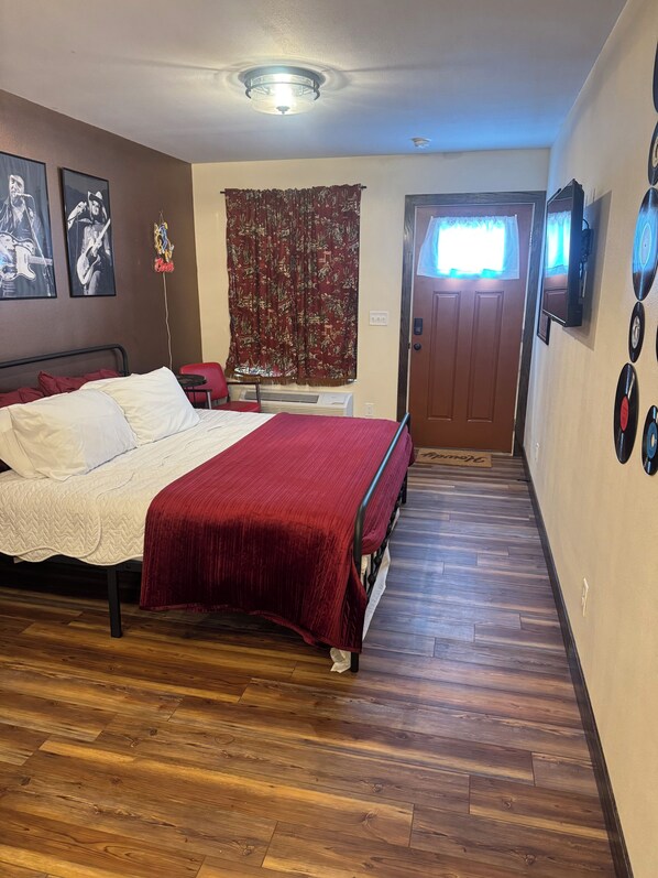 Room - 1 BR Outlaw Country Getaway for 2-Western Charm & the perfect place to unwind (Alba)