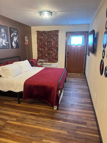 1 BR Outlaw Country Getaway for 2-Western Charm & the perfect place to unwind