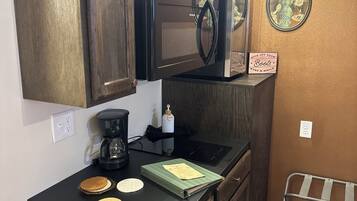 Coffee/tea maker, fridge, microwave, stovetop
