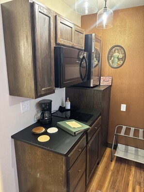 Private kitchen - 1 BR Outlaw Country Getaway for 2-Western Charm & the perfect place to unwind (Alba)