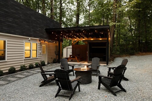 Modern Forest Hideaway, HUUM Sauna, Fire Pit, & Jacuzzi