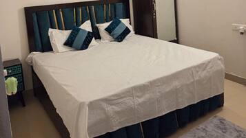 Iron/ironing board, WiFi, bed sheets