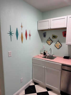 A kitchen with a pink countertop, white cabinets, and a black and white checkered floor. - No Fees! 1 BR Retro Retreat for 2! Quiet, Cozy town- 15mins from Joplin,Carthage (Alba)