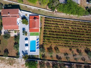 Une propriété résidentielle dotée d’une piscine, d’un court de tennis et d’un vignoble.