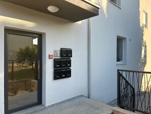 A building exterior with a door, mailboxes, and a window. - Apartment Gold Shine by Interhome (Zadar)