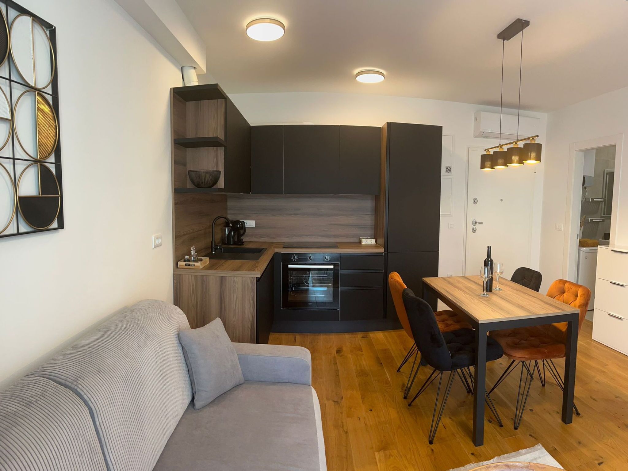 Una cocina compacta con comedor, sofá y mesa de centro.