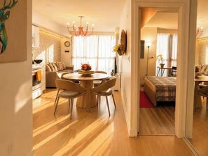 Apartamento, balcón, vistas a la ciudad | Cocina privada | Frigorífico, microondas, horno y placa de cocina