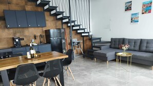 Eine moderne Küche mit Essbereich, einer Couch und einem Couchtisch.