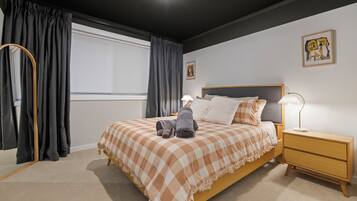 4 bedrooms, desk, iron/ironing board, travel cot