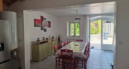 La Comtoise—House for 6 to 8 people with a spa and enclosed courtyard near Lake Chalain