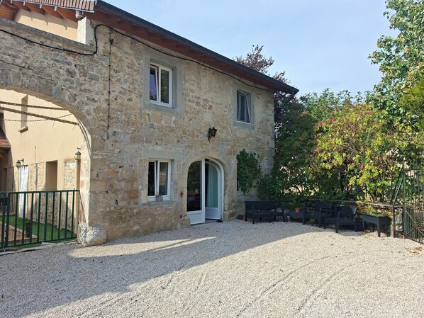 Unclassified image, 1 of 16, button - Vrbo Property (Montigny-sur-l'Ain)