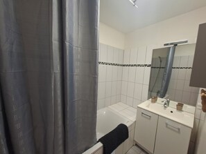 Unclassified image, 4 of 16, button - Vrbo Property (Montigny-sur-l'Ain)
