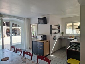 Unclassified image, 3 of 16, button - Vrbo Property (Montigny-sur-l'Ain)