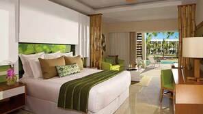 Une chambre d’hôtel avec un lit, un bureau, une chaise, un canapé et une vue sur une piscine.