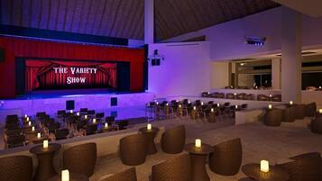 Un teatro con un escenario que muestra el letrero 'THE VARIETY SHOW' y filas de asientos.