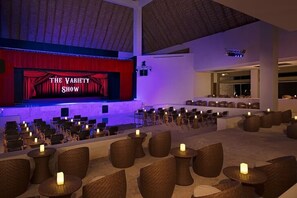 Un teatro con un escenario que muestra el letrero 'THE VARIETY SHOW' y filas de asientos.