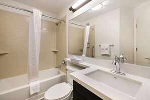 Ein modernes Badezimmer mit Badewanne, Toilette und Waschbecken.