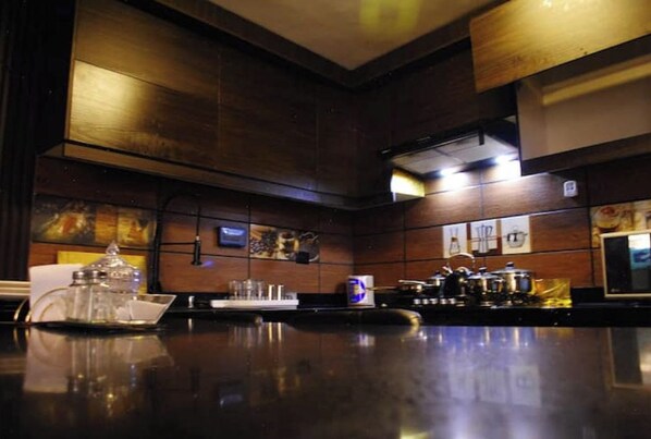 Private kitchen - Modern Apartment with a Jacuzzi in Downtown Quito (Quito)