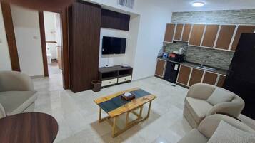 Junior Studio Suite, City View | Living area