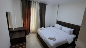ตู้นิรภัยในห้องพัก, โต๊ะทำงาน, ห้องเก็บเสียง, เตารีด/โต๊ะรีดผ้า