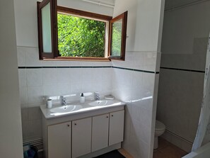 Unclassified image, 4 of 15, button - Vrbo Property (Montigny-sur-l'Ain)