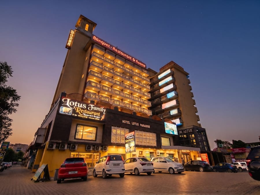 Hotellissa on useita kerroksia, siellä on ravintola nimeltä ”Lotus Family Restaurant” ja kyltti, jossa lukee ”Juhlatila – ravintola ja huoneet”.