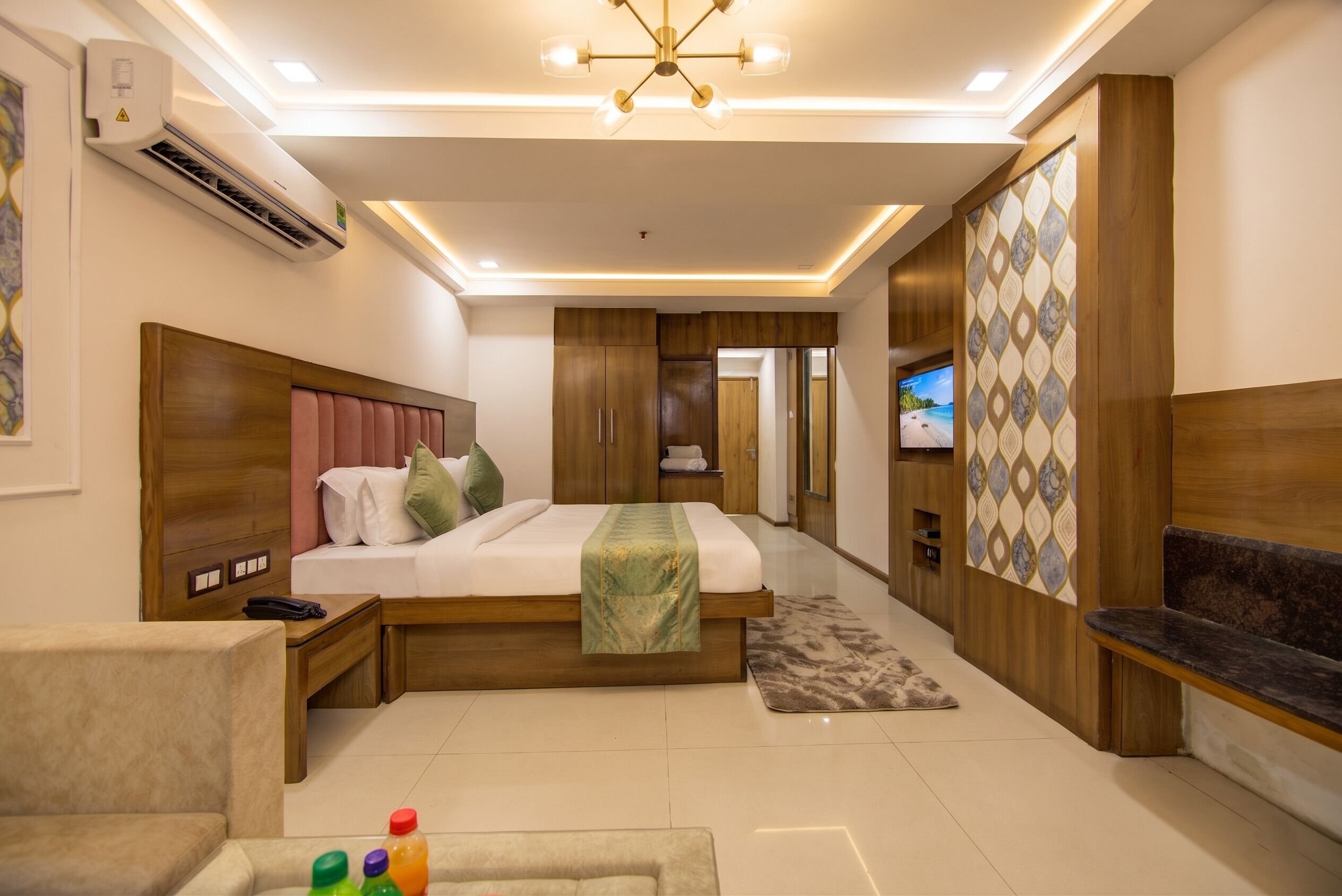 Luxury Suite, Balcony | Hypo-allergenic bedding available, in-room safe, desk, laptop workspace