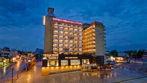 Un hotel de varios pisos con un letrero llamativo para 'Banquet Restaurant & Rooms' y un letrero más pequeño para 'Lotus Family Restaurant'.