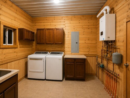 A Cozy Rustic Lodge! Perfect for Groups, Family Gatherings or Special Occasions.