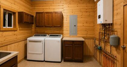 A Cozy Rustic Lodge! Perfect for Groups, Family Gatherings or Special Occasions.