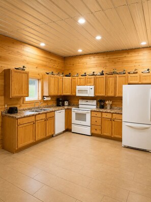 Coffee/tea maker, fridge, microwave, oven - Bosco’s Dream
A Cozy Rustic Lodge/4BR/Perfect for Groups (Frederick)