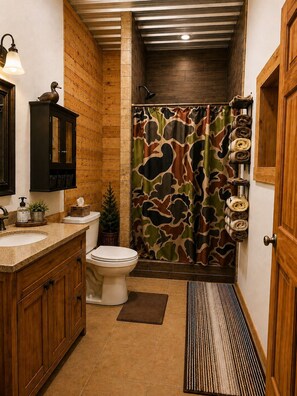 Shower, hair dryer - Bosco’s Dream
A Cozy Rustic Lodge/4BR/Perfect for Groups (Frederick)