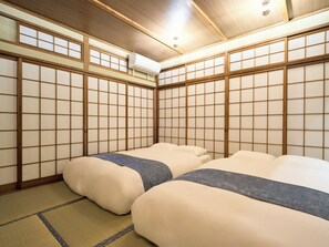 A traditional Japanese room with tatami flooring, shoji screens, and a ceiling fan. - KONJAKUSO Osaka Bentencho "OKUJO-TEIEN" Rooftop Garden (大阪市港区弁天4丁目)