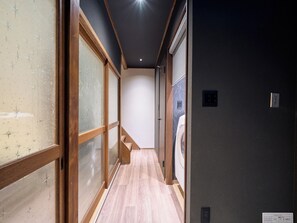 A hallway with wooden flooring, a staircase, and a washing machine in the background. - KONJAKUSO Osaka Bentencho "OKUJO-TEIEN" Rooftop Garden (大阪市港区弁天4丁目)